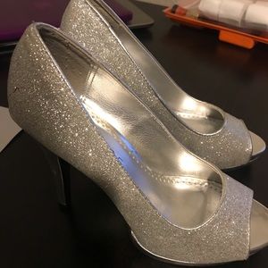 Rampage size 7.5 glitter platform pumps